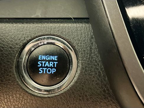 Used 2020 Toyota Camry SE w/ Convenience Package FWD image 23