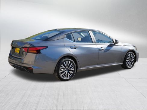 Used 2025 Nissan Altima 2.5 SV FWD image 7