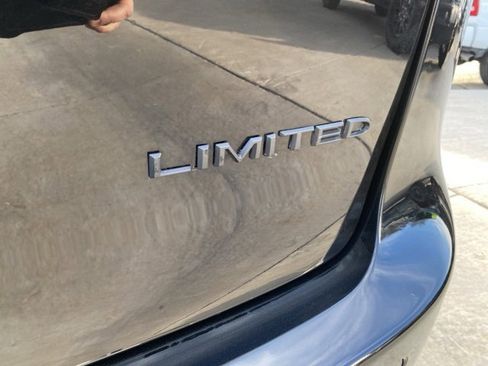 Used 2025 Chrysler Pacifica Limited image 6