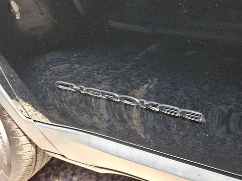 Used 2017 Jeep Cherokee Sport AWD/4WD image 8