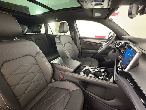 Used 2024 Volkswagen Atlas Cross Sport SE image 34