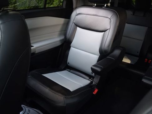 Used 2023 Ford Explorer XLT w/ Equipment Group 202A AWD/4WD image 16