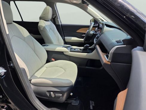 Used 2025 Toyota Grand Highlander AWD Hybrid image 25
