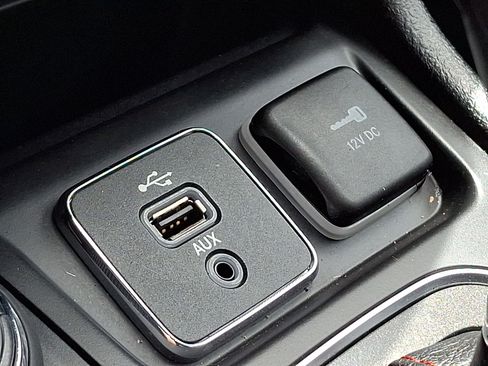 Used 2019 Jeep Cherokee Trailhawk AWD/4WD image 23