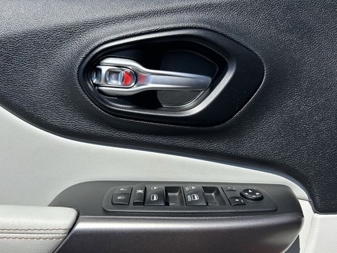 Certified 2021 Jeep Cherokee Latitude Lux w/ Comfort/Convenience Group image 21