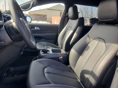 New 2026 Chrysler Pacifica Select image 5