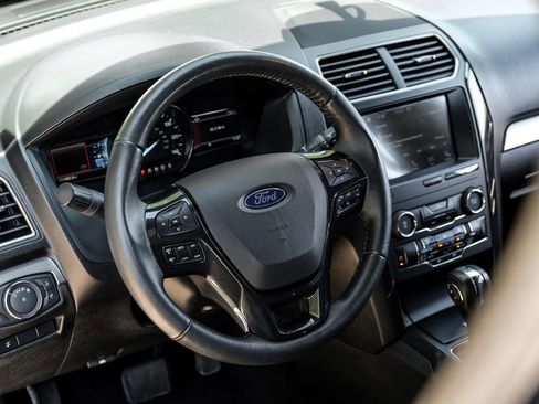 Used 2018 Ford Explorer XLT w/ Equipment Group 202A FWD image 4