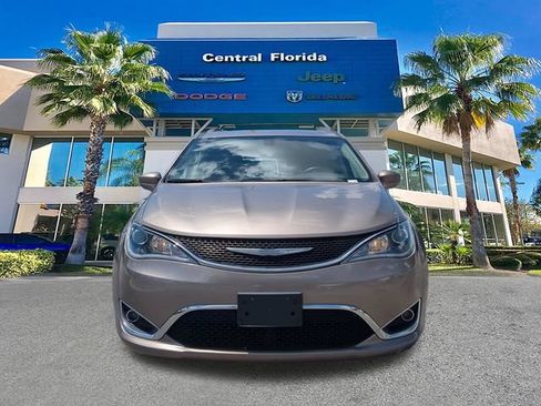 Used 2018 Chrysler Pacifica Touring-L FWD image 3