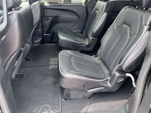 Used 2025 Chrysler Pacifica Limited FWD image 17