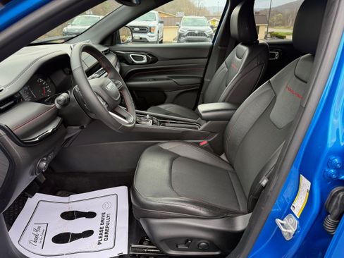 Used 2023 Jeep Compass Trailhawk w/ Trailhawk Convenience Group AWD/4WD image 11