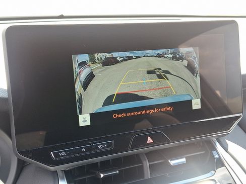 Used 2023 Toyota Venza image 17