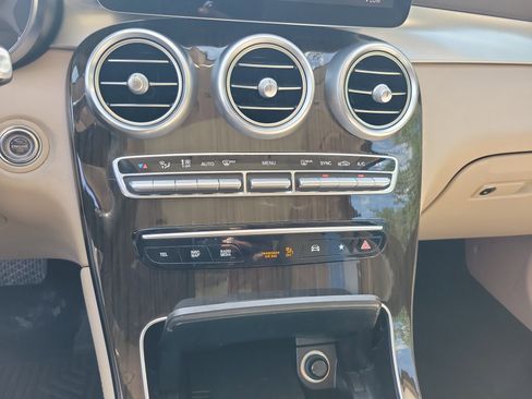 Used 2020 Mercedes-Benz GLC 300 w/ Premium Package image 28