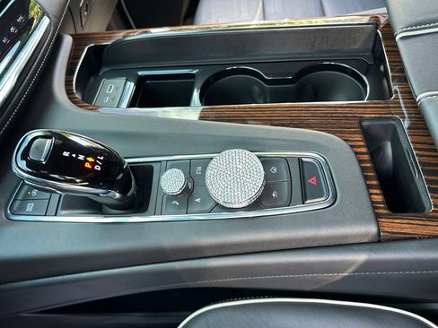 Used 2023 Cadillac Escalade Premium Luxury AWD/4WD image 36
