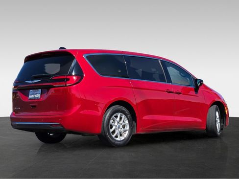 Used 2025 Chrysler Pacifica Select FWD image 5