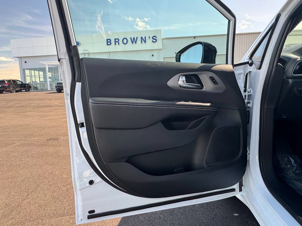 New 2027 Chrysler Pacifica Select FWD image 13