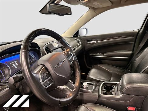 Used 2017 Chrysler 300 C image 9
