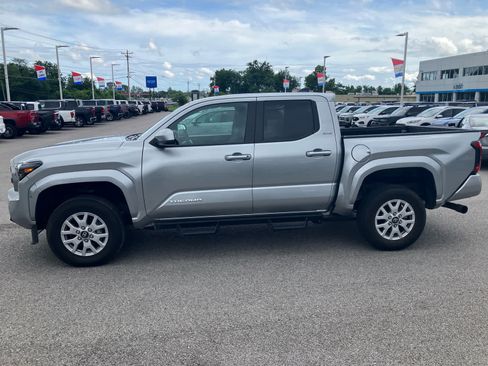 Used 2024 Toyota Tacoma SR5 AWD/4WD image 4