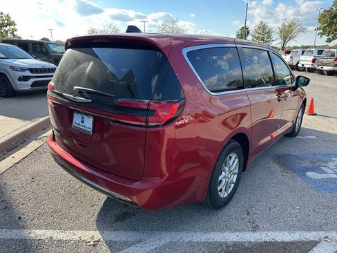 New 2026 Chrysler Pacifica Select image 30