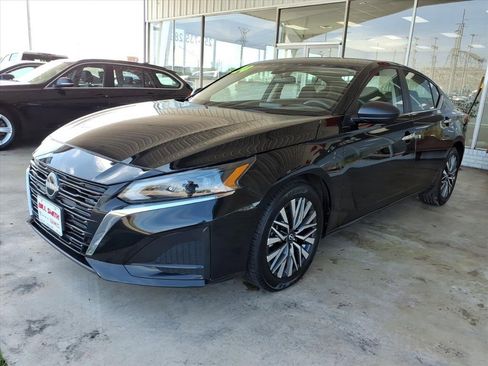 Used 2024 Nissan Altima 2.5 SV image 3