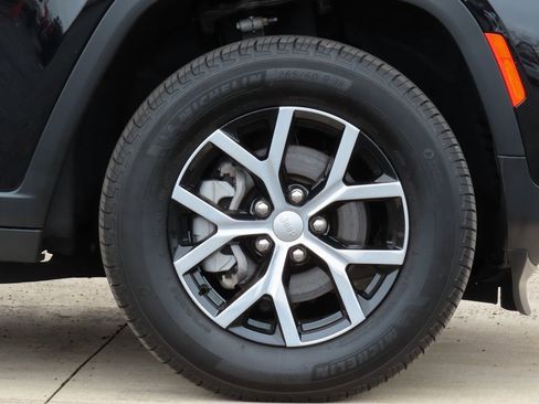 Used 2025 Jeep Grand Cherokee Limited AWD/4WD image 11