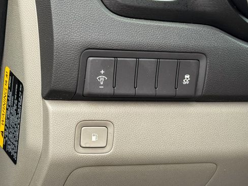 Used 2018 Kia Sedona L FWD image 20