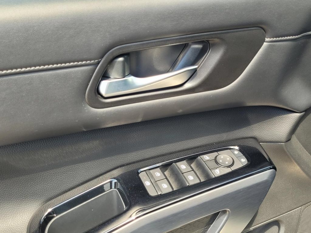 Used 2023 Nissan Pathfinder SL w/ Lighting Package (N92) FWD image 12