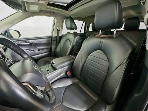 Used 2024 Toyota Highlander XLE image 13