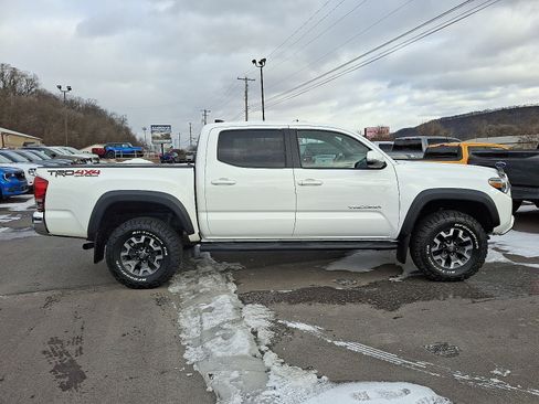 Used 2017 Toyota Tacoma TRD Off-Road image 12