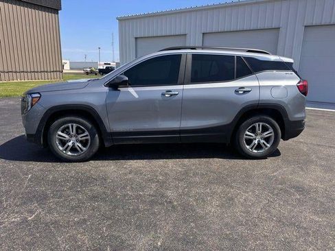 Used 2023 GMC Terrain SLE w/ Driver Convenience Package FWD image 3