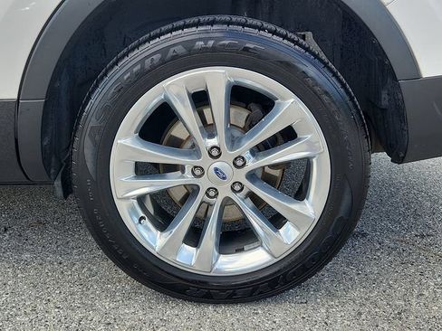 Used 2019 Ford Explorer XLT w/ Equipment Group 202A AWD/4WD image 8