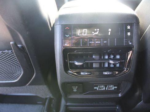 Used 2024 Jeep Grand Cherokee L Limited w/ Luxury Tech Group II image 27