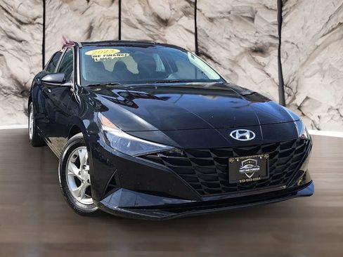 Used 2023 Hyundai Elantra SE image 3