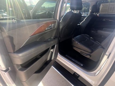 Used 2019 Cadillac Escalade ESV Premium Luxury image 21