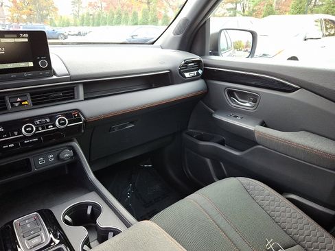 Used 2025 Honda Pilot Sport image 16