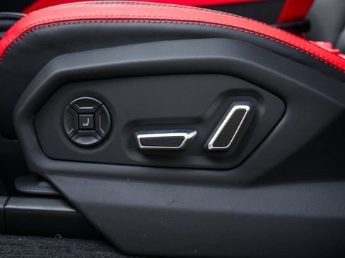 Used 2025 Lamborghini Urus SE AWD/4WD image 32