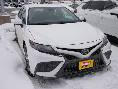 Used 2021 Toyota Camry SE image 3