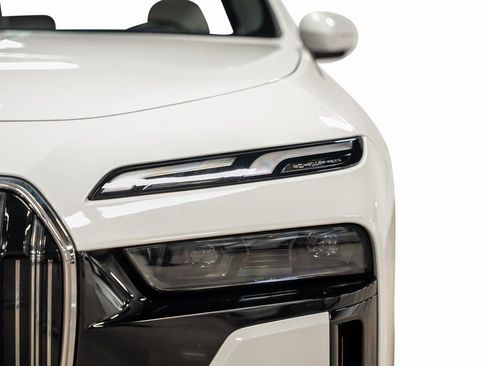 Used 2023 BMW 740i w/ Luxury Rear Seating Package image 9