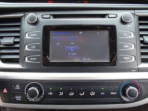 Used 2019 Toyota Highlander LE image 16