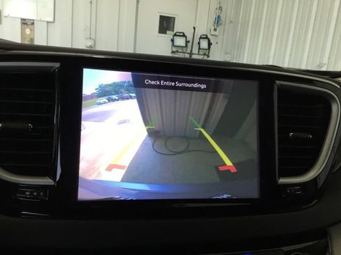 Used 2021 Chrysler Pacifica Touring-L FWD image 28