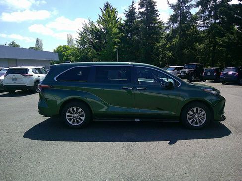 Used 2022 Toyota Sienna XLE FWD image 6