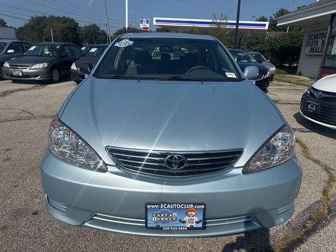Used 2005 Toyota Camry LE FWD image 2