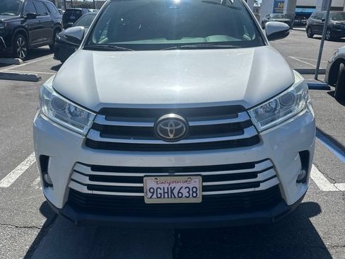Used 2018 Toyota Highlander XLE FWD image 3