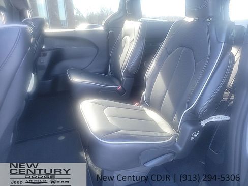 New 2026 Chrysler Pacifica Limited w/ Uconnect Theater Family Group image 18