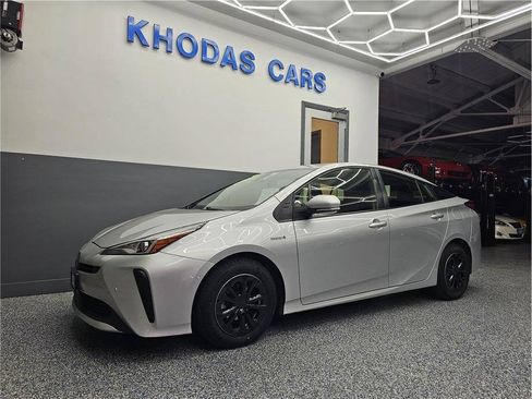 Used 2022 Toyota Prius LE FWD image 2