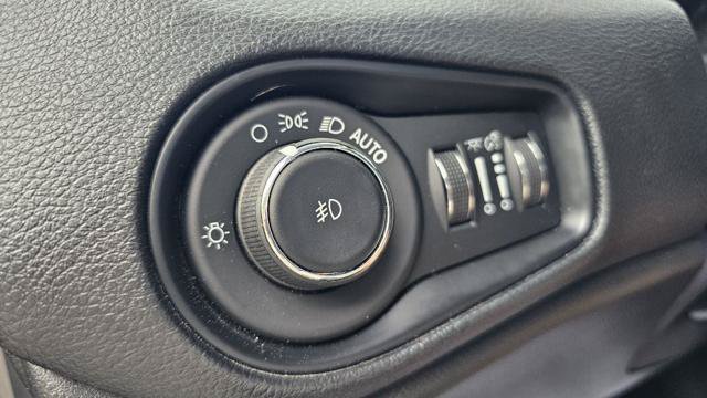 Used 2017 Jeep Renegade Latitude w/ Cold Weather Group AWD/4WD image 21