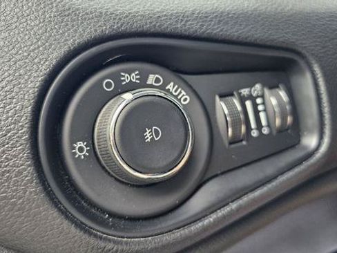 Used 2017 Jeep Renegade Latitude w/ Cold Weather Group AWD/4WD image 21