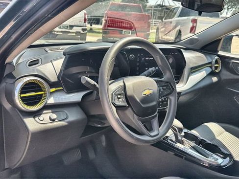 Used 2025 Chevrolet Trax LT FWD image 10