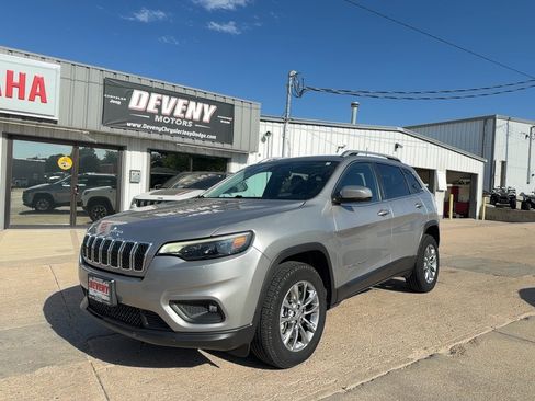 Used 2021 Jeep Cherokee Latitude Plus w/ Mopar Interior Package AWD/4WD image 2