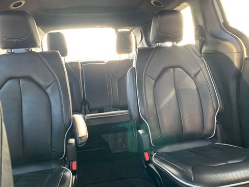 Used 2025 Chrysler Pacifica Limited image 41