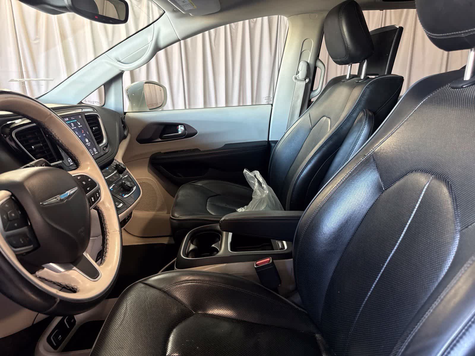Used 2018 Chrysler Pacifica Limited w/ Advanced Safetytec Group FWD image 22